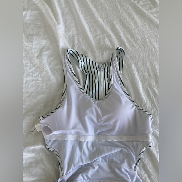 New Cupshe Striped and Floral One Piece Swimsuit Size Medium - Picture 11 of 13